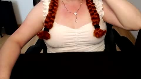 Snapshot of elly_petite chatting on 06/16/26, 11:13 Elly online show from 06/16/26, 11:13