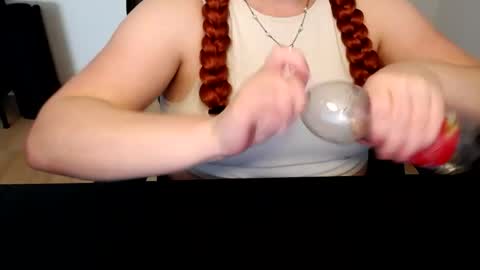 Snapshot of elly_petite chatting on 06/17/26, 12:07 Elly online show from 06/17/26, 12:07