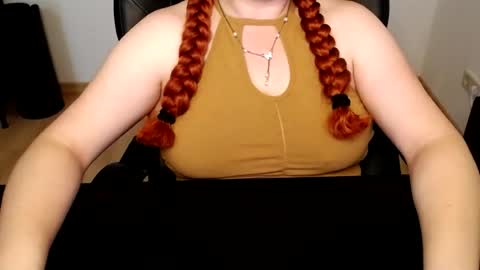 Snapshot of elly_petite chatting on 06/18/26, 06:46 Elly online show from 06/18/26, 06:46