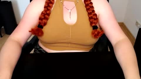 Snapshot of elly_petite chatting on 06/18/26, 11:03 Elly online show from 06/18/26, 11:03