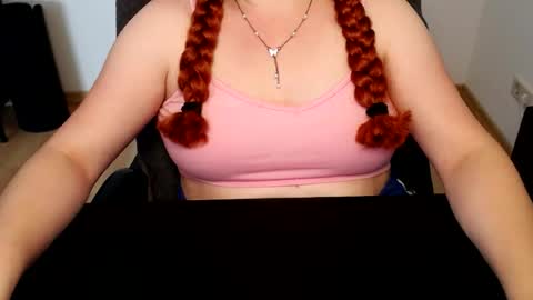 Snapshot of elly_petite chatting on 06/19/26, 01:15 Elly online show from 06/19/26, 01:15