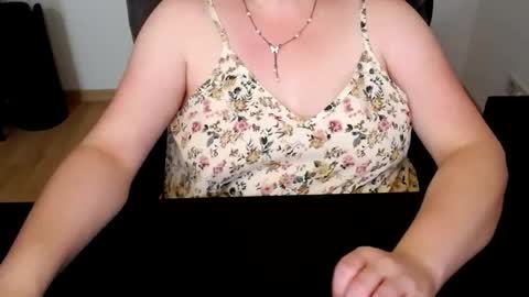 Snapshot of elly_petite chatting on 06/22/26, 11:18 Elly online show from 06/22/26, 11:18