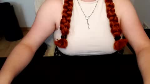 Snapshot of elly_petite chatting on 07/03/26, 06:42 Elly online show from 07/03/26, 06:42