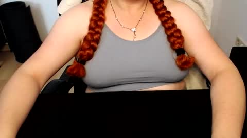 Snapshot of elly_petite chatting on 07/08/26, 07:35 Elly online show from 07/08/26, 07:35