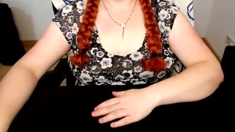 Snapshot of elly_petite chatting on 07/12/26, 06:37 Elly online show from 07/12/26, 06:37