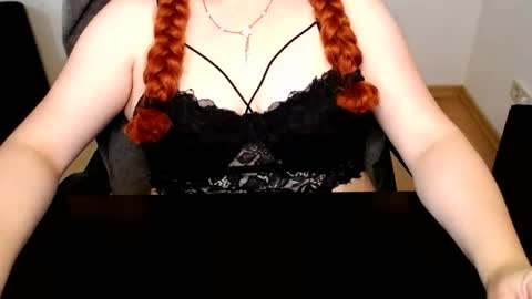 Snapshot of elly_petite chatting on 07/16/26, 06:52 Elly online show from 07/16/26, 06:52
