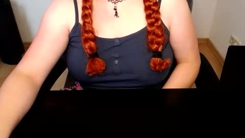 Snapshot of elly_petite chatting on 07/26/26, 06:43 Elly online show from 07/26/26, 06:43