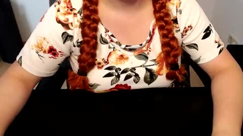 Snapshot of elly_petite chatting on 07/27/26, 07:04 Elly online show from 07/27/26, 07:04