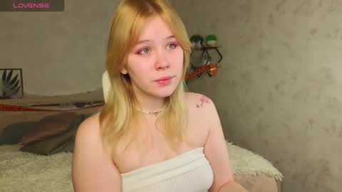 ellya_castro online show from 10/22/25, 12:33