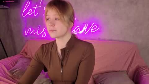 ellya_castro online show from 11/09/25, 12:09