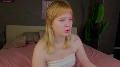 ellya_castro online show from 11/27/25, 12:24