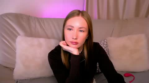 Snapshot of ellycolins_ chatting on 05/22/26, 03:24 Elly online show from 05/22/26, 03:24