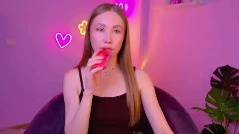 Snapshot of ellycolins_ chatting on 05/31/26, 02:42 Elly online show from 05/31/26, 02:42