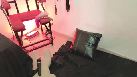 elowen_halley1 online show from 01/05/26, 07:39