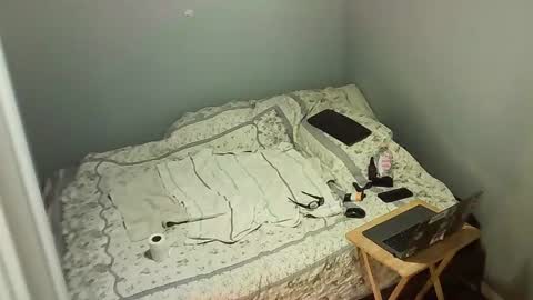 Snapshot of elpouto chatting on 06/19/26, 05:56 Elpouro online show from 06/19/26, 05:56