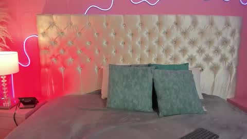 Snapshot of ely_maldox chatting on 09/17/25, 12:18 Ely online show from 09/17/25, 12:18