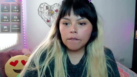 Snapshot of elymoon chatting on 04/26/26, 09:12 Ely online show from 04/26/26, 09:12