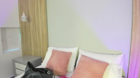 Snapshot of elysian20_ chatting on 06/11/26, 12:14 E L Y online show from 06/11/26, 12:14