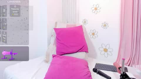 Snapshot of em_aa1 chatting on 11/06/25, 02:01 A N D R E A online show from 11/06/25, 02:01