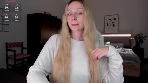 Snapshot of em_emilie chatting on 09/17/25, 07:26 Emilie online show from 09/17/25, 07:26