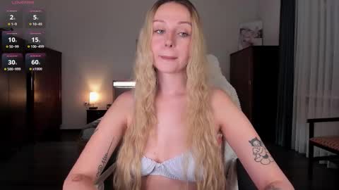 Snapshot of em_emilie chatting on 10/04/25, 03:21 Emilie online show from 10/04/25, 03:21