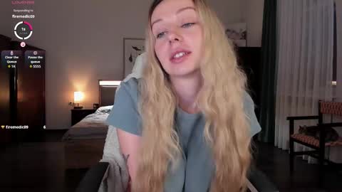 Snapshot of em_emilie chatting on 10/15/25, 02:50 Emilie online show from 10/15/25, 02:50