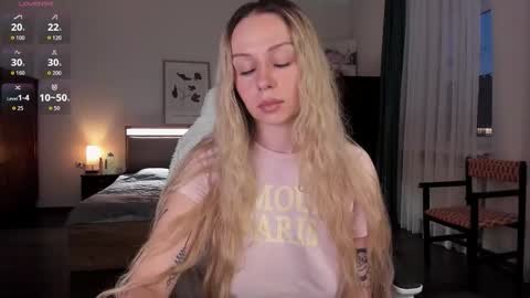 Snapshot of em_emilie chatting on 10/19/25, 02:40 Emilie online show from 10/19/25, 02:40