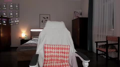 Snapshot of em_emilie chatting on 10/24/25, 03:30 Emilie online show from 10/24/25, 03:30