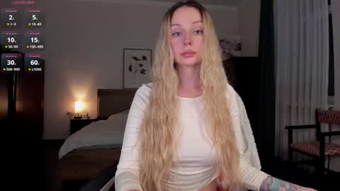 Snapshot of em_emilie chatting on 11/06/25, 04:41 Emilie online show from 11/06/25, 04:41