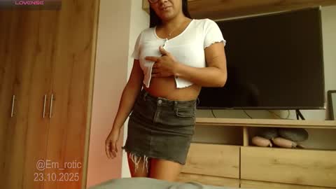 Emilia  online show from 10/23/25, 08:51