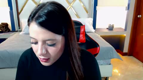 Snapshot of ema_04 chatting on 10/25/25, 12:40 Estefany Martinez Acua INSTAGRAM ema 04oficial online show from 10/25/25, 12:40