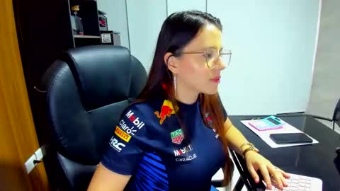 Snapshot of ema_04 chatting on 12/18/25, 09:43 Estefany Martinez Acua INSTAGRAM ema 04oficial online show from 12/18/25, 09:43