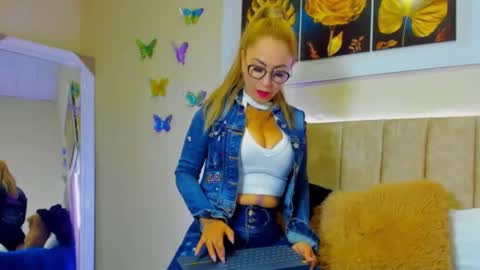 Snapshot of ema_garciaa chatting on 09/13/25, 10:59 ema garcia  online show from 09/13/25, 10:59