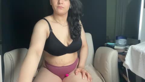 Snapshot of ema_lov3 chatting on 11/10/25, 02:54 Ema Love online show from 11/10/25, 02:54