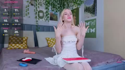 Snapshot of emacalim_ chatting on 10/09/25, 12:03 Emma online show from 10/09/25, 12:03