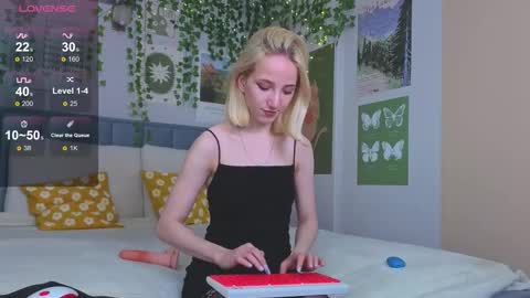 Snapshot of emacalim_ chatting on 10/10/25, 12:26 Emma online show from 10/10/25, 12:26