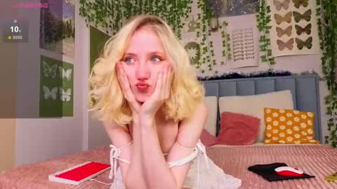 Snapshot of emacalim_ chatting on 12/18/25, 11:38 Emma online show from 12/18/25, 11:38