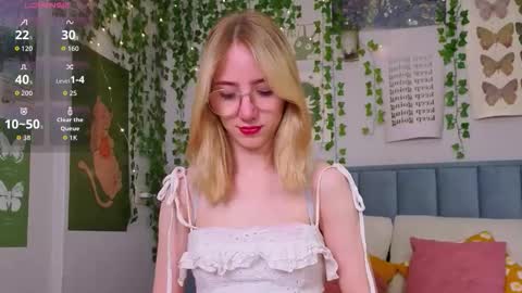 Snapshot of emacalim_ chatting on 02/04/26, 12:11 Emma online show from 02/04/26, 12:11