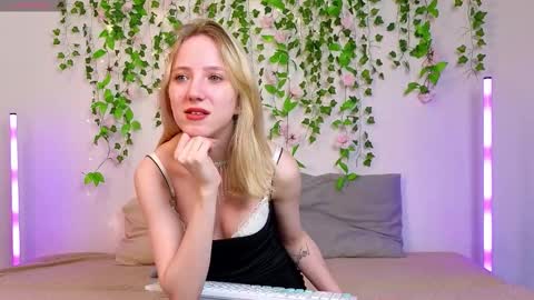 Snapshot of emacalim_ chatting on 03/12/26, 03:40 Emma online show from 03/12/26, 03:40