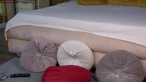 Snapshot of emawil chatting on 09/14/25, 02:16 emawil online show from 09/14/25, 02:16