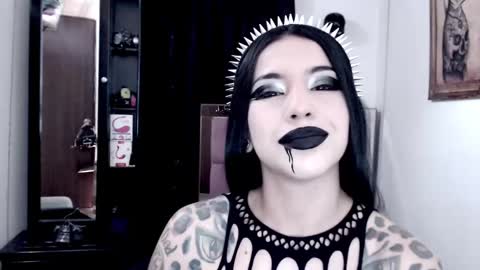 Snapshot of emearld_black chatting on 01/27/25, 10:38 Emerald Black online show from 01/27/25, 10:38