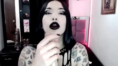 Snapshot of emearld_black chatting on 02/26/25, 10:47 Emerald Black online show from 02/26/25, 10:47