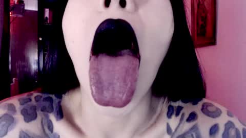 Snapshot of emearld_black chatting on 06/04/26, 03:56 Emerald Black online show from 06/04/26, 03:56