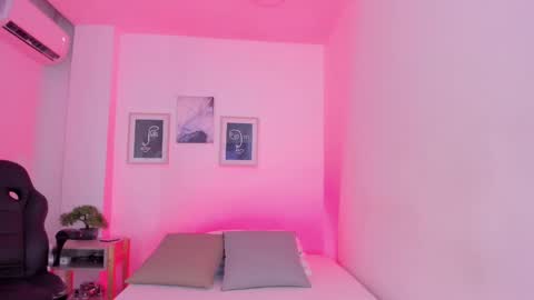 emelie_89 online show from 02/11/25, 12:16