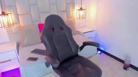 Snapshot of emelie_ch_ chatting on 12/04/24, 11:02 Emily  online show from 12/04/24, 11:02