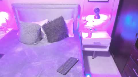 Snapshot of emelie_ch_ chatting on 01/12/25, 02:03 Emily  online show from 01/12/25, 02:03