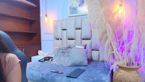 Snapshot of emelie_ch_ chatting on 01/23/25, 12:04 Emily  online show from 01/23/25, 12:04