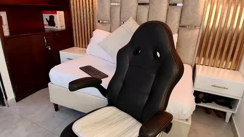 Snapshot of emelie_ch_ chatting on 09/17/25, 09:38 Emily  online show from 09/17/25, 09:38