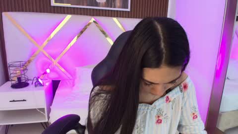 Snapshot of emelie_ch_ chatting on 05/27/26, 10:45 Emily online show from 05/27/26, 10:45