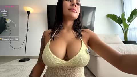 Snapshot of emely_dolce chatting on 06/10/26, 01:10 ana online show from 06/10/26, 01:10